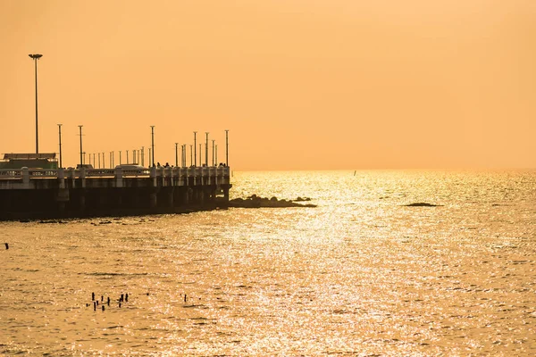 Puesta de sol al atardecer y mar con naturaleza . — Foto de Stock