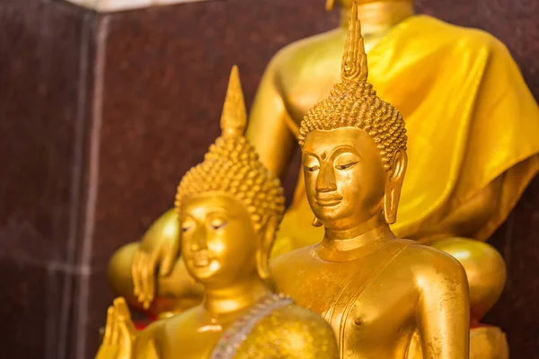 Piękny złoty żółty posąg Buddy w świątyni. — Zdjęcie stockowe