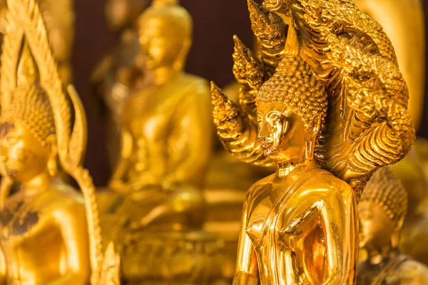 Hermosa estatua de Buda amarillo dorado en el templo . —  Fotos de Stock