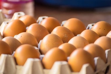 Yumurtalardan birine odaklan, yemek arkaplanı, taze yumurta. 