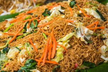 Yakın çekim Pad Thai erişteleri, Tayland sokak yemekleri pazarda