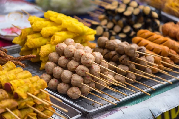 Albóndigas con bambú, palo de madera. Comida tradicional de calle Thail —  Fotos de Stock