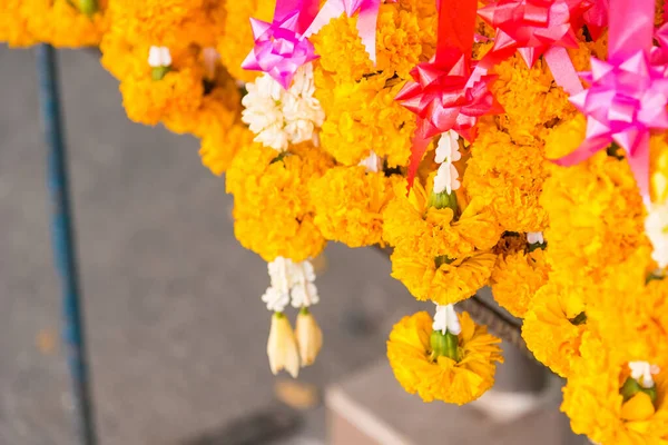 Closeup Yellow Marigold Flower Garlands Hanging Shop Flower Market Selling — Stock Photo, Image