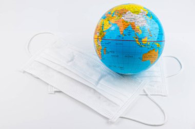 Cerrahi Yüz Maskesi ve Küre modeli. Coronavirus Konsepti. Grip virüsünü durdurmak için tıbbi yüz maskesi. Plastik kulaklıklı cerrahi maske. Ağız ve burnu kapatmak için standart cerrahi maske. Covid 19.