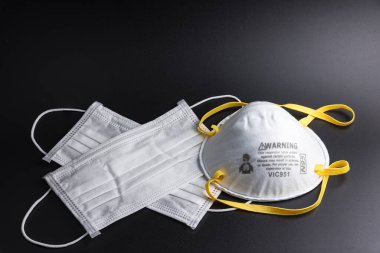 Cerrahi Yüz Maskesi ve Küre modeli. Coronavirus Konsepti. Grip virüsünü durdurmak için tıbbi yüz maskesi. Plastik kulaklıklı cerrahi maske. Ağız ve burnu kapatmak için standart cerrahi maske. Covid 19.