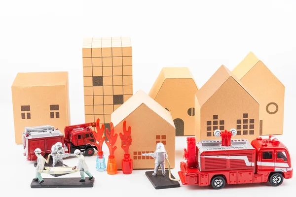 Персонал Игрушек Борется Огнем Пожарами Моделями Аварийных Домов Изолированы Белом — стоковое фото