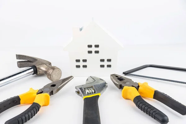 Juguete Casa Herramientas Construcción Sobre Fondo Blanco Con Espacio Para — Foto de Stock