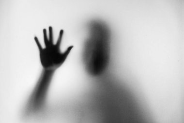 Gölgeli insan maskesi takarak enfeksiyonu önler. Bulaşıcı hastalıklarla mücadele 19.yüzyılda. Siyah-beyaz resim. Ölümcül bulaşıcı hastalıklarla mücadele Coronavirüs.
