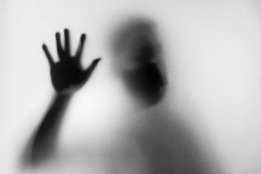 Gölgeli insan maskesi takarak enfeksiyonu önler. Bulaşıcı hastalıklarla mücadele 19.yüzyılda. Siyah-beyaz resim. Ölümcül bulaşıcı hastalıklarla mücadele Coronavirüs.