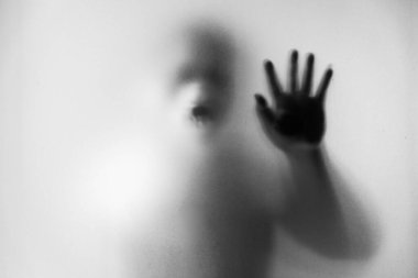 Gölgeli insan maskesi takarak enfeksiyonu önler. Bulaşıcı hastalıklarla mücadele 19.yüzyılda. Siyah-beyaz resim. Ölümcül bulaşıcı hastalıklarla mücadele Coronavirüs.