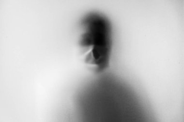 Gölgeli insan maskesi takarak enfeksiyonu önler. Bulaşıcı hastalıklarla mücadele 19.yüzyılda. Siyah-beyaz resim. Ölümcül bulaşıcı hastalıklarla mücadele Coronavirüs.