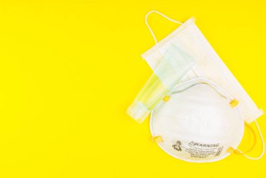 El yıkamak için cerrahi maske ve alkol jeli. Coronavirus Konsepti. Virüsün yayılmasını durdurmak için tıbbi yüz maskesi. Plastik kulaklıklı cerrahi maske. Ağız burnu için cerrahi maske..