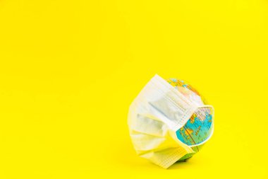 Cerrahi Yüz Maskesi ve Küre modeli. Coronavirus Konsepti. Grip virüsünü durdurmak için tıbbi yüz maskesi. Plastik kulaklıklı cerrahi maske. Covid-19..