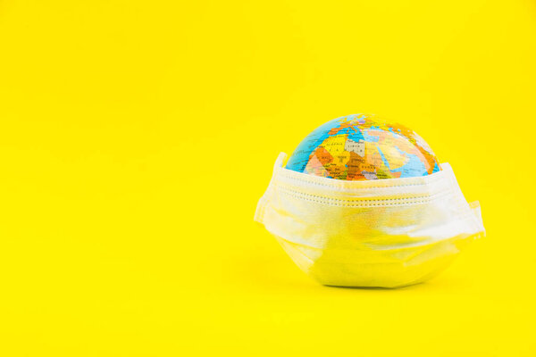 Хирургическая модель маски и глобуса. Концепция коронавируса. Медицинская маска для прекращения распространения вируса гриппа. Хирургическая маска с резиновыми ушными ремешками.
.