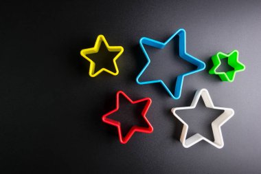 Siyah arkaplanda izole yıldız şekilleri.