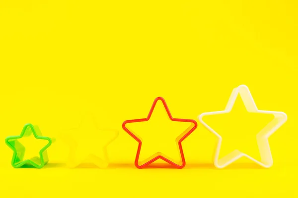 Kształty Gwiazd Odizolowane Żółtym Tle — Zdjęcie stockowe