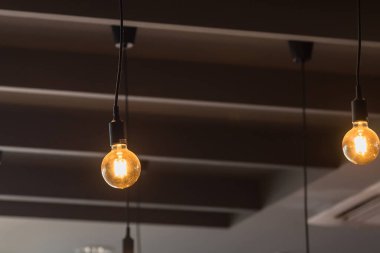 Tavandan çizgi düşen ampul ışığı - Modern dekorasyon tarzı.