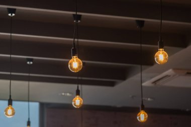 Tavandan çizgi düşen ampul ışığı - Modern dekorasyon tarzı.