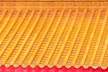 Çin tapınağının sarı turuncu kaplı terracotta çatı kiremitleri.