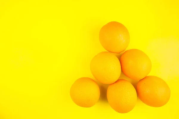 Ζουμερά Πορτοκαλί Πορτοκάλια Απομονωμένα Κίτρινο Φόντο — Φωτογραφία Αρχείου