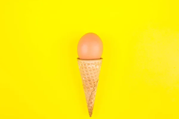 Huevo Pollo Cono Helado Sobre Fondo Amarillo —  Fotos de Stock