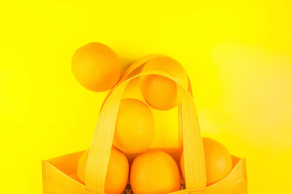 Naranjas Naranjas Jugosas Bolsa Tela Bolsa Aislada Sobre Fondo Amarillo —  Fotos de Stock