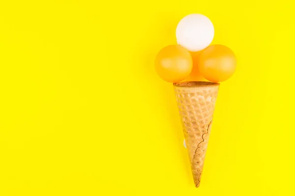 Pelota Ping Pong Cono Gofre Helado Sobre Fondo Amarillo Estilo —  Fotos de Stock