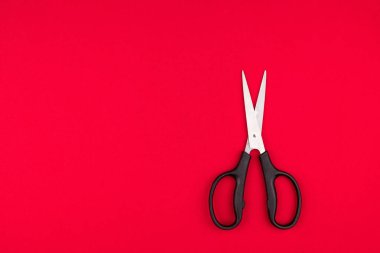 Renkli arka planda bir çift keskin makas, üst görüş. Metin için boşluk