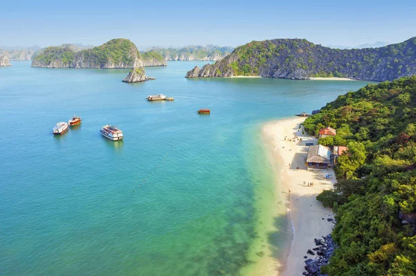 Bahía de Halong en Vietnam, Sudeste Asiático — Foto de Stock