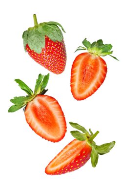 Kırpma maskesiyle beyaza ayrılmış dilimlenmiş çilek