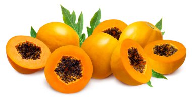 Beyaz arka planda yapraklı lezzetli tropikal papaya meyveleri ve kırpma maskesi.