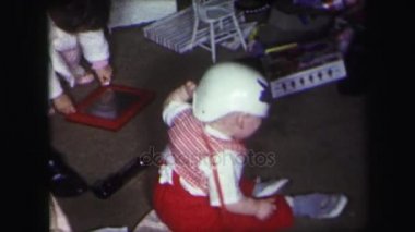 Toddler Oda keşfetmek kask içinde