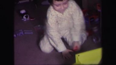 Çocuklar plyaing yeni oyuncaklar ile