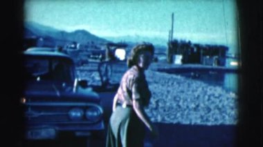 Kumsalda yürüyen kadın