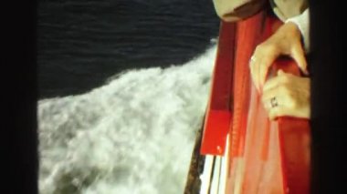 Su yüzeyi ve köprü görünümü