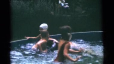 çocuklarla havuzunda oynayan kadın