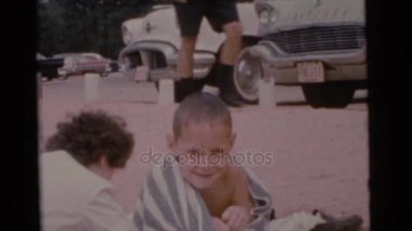 sahilde oturup havlu çocuklarda