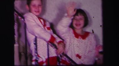 Merdivenlerde el sallayarak çocuklar