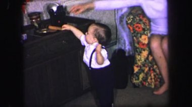 Oda keşfetmek yürümeye başlayan çocuk