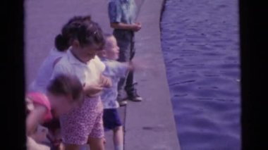 Çocuk ördek besleme