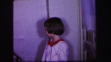 Noel süslemeleri ile oynayan çocuklar