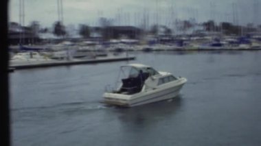 su üzerinde yelken yatlar