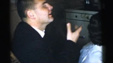 Masada oturan insanlar