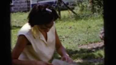 Kağıtları elinde tutan kadın