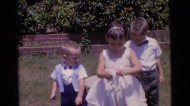 kız ve erkekler için bahçede duran