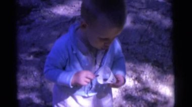 bahçede iki genç erkek