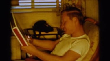 oturma ve gülümseyen kadın ve erkek