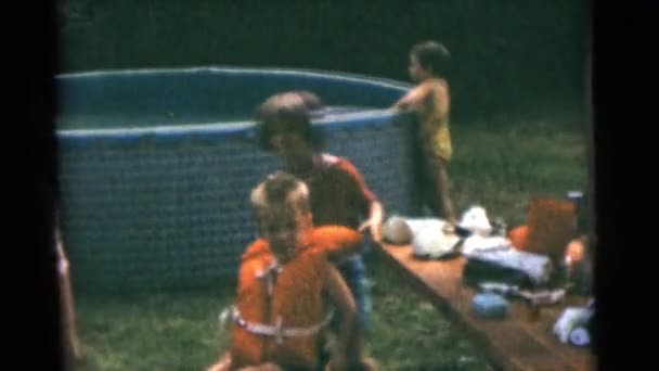 Lidé na dovolené u bazénu — Stock video