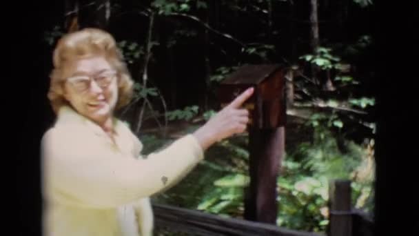 Femme pointant vers parson jones arbre — Video