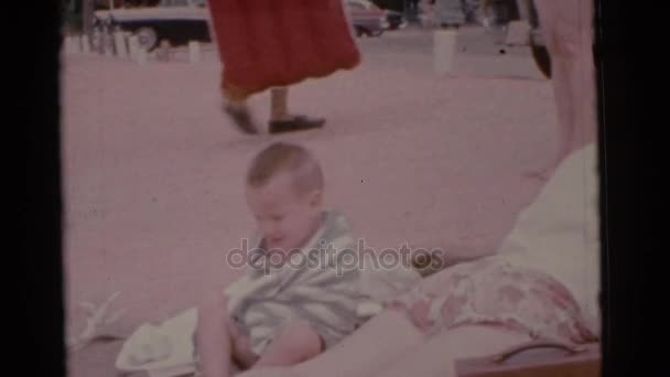 Bambini in asciugamani seduti sulla spiaggia — Video Stock